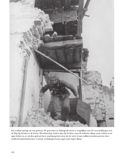 Een soldaat springt uit een gebouw. De gevechten in Stalingrad