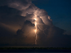onweer is een atmosferische elektrische ontlading, waarneembaar