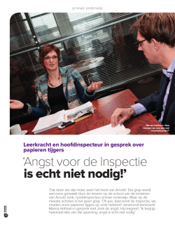 Hoofdinspecteur in gesprek met leerkracht over