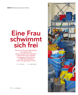 Eine Frau schwimmt sich frei